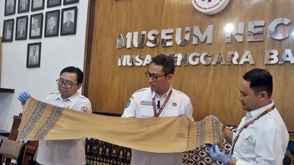Kepala Museum Negeri NTB Ahmad Nuralam bersama tim menunjukkan kain persujudan khas Sasak Bayan yang diperkirakan dibuat antara 1875–1925, Rabu (16/9/2026). Foto: kicknews.today/Wina