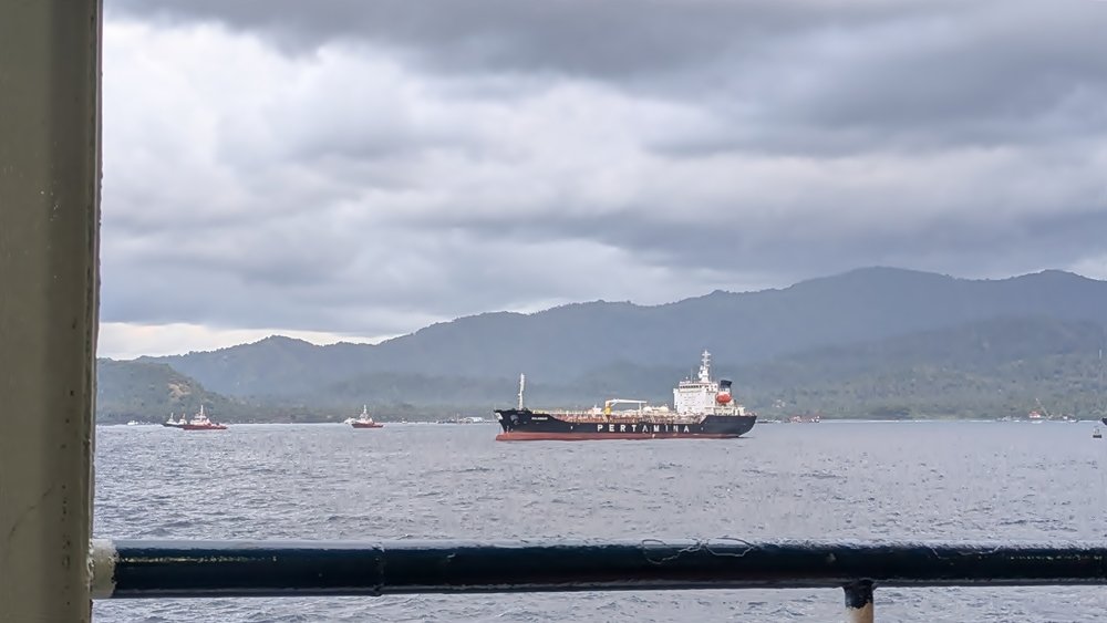 Sebuah kapal melintas di perairan Selat Lombok. BMKG memperingatkan gelombang di Selat Lombok bagian selatan berpotensi mencapai 3,2 meter pada 11–13 September 2026. Foto: kicknews.today
