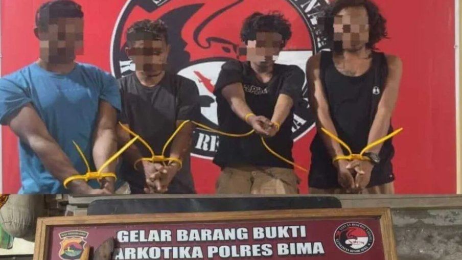 Empat orang yang diduga terlibat jaringan peredaran sabu diamankan Satresnarkoba Polres Bima. Polisi turut menyita senjata api rakitan, empat peluru aktif, dan lima bilah senjata tajam. Foto: Dok. Polres Bima.