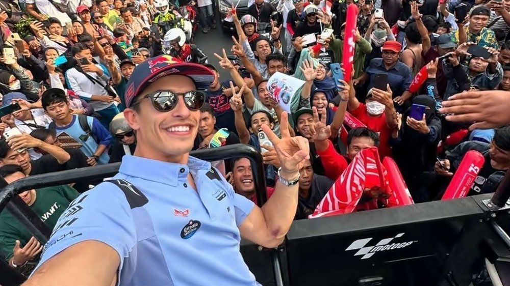 Pembalap MotoGP Marc Márquez menyapa masyarakat saat mengikuti parade di Kota Mataram pada 2025. Tahun ini, sembilan pembalap dari rangkaian MotoGP dijadwalkan mengikuti parade pada 7 Oktober 2026. Foto: Dok. MotoGP