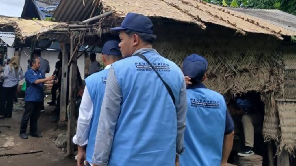 Pendamping Desa Berdaya Transformatif NTB melakukan kunjungan ke permukiman warga untuk mendata dan mengidentifikasi kebutuhan rumah tangga sasaran. Pemprov NTB akan merekrut 140 pendamping dari 1.255 orang yang mendaftar. (Foto: Istimewa)