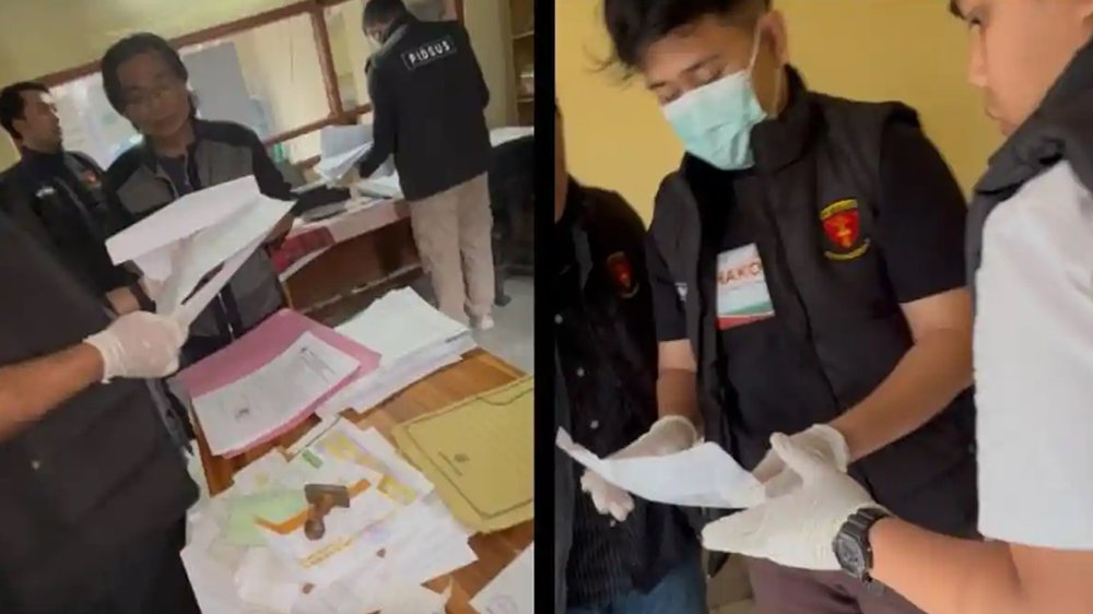 Tim penyidik Kejaksaan Negeri Lombok Timur memeriksa sejumlah dokumen saat menggeledah Kantor Desa Kotaraja, Kecamatan Sikur, terkait dugaan korupsi pengelolaan keuangan desa tahun anggaran 2024–2025. Foto: Dok. Kejari Lombok Timur.
