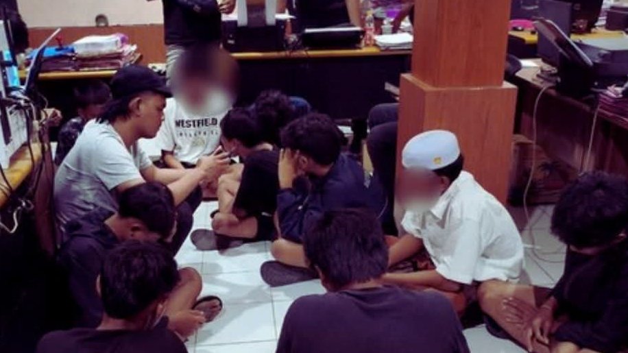 Sejumlah remaja menjalani pemeriksaan di Polresta Mataram setelah diamankan terkait video konvoi sambil memamerkan senjata tajam di jalan raya. Foto: Dok. Polresta Mataram.