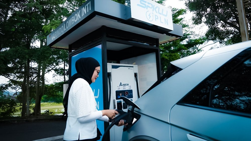 Seorang pengguna mengisi daya mobil listrik di SPKLU PLN Warung Lombok Inti. Penggunaan SPKLU di NTB meningkat seiring bertambahnya kendaraan listrik. Foto: Dok. PLN.