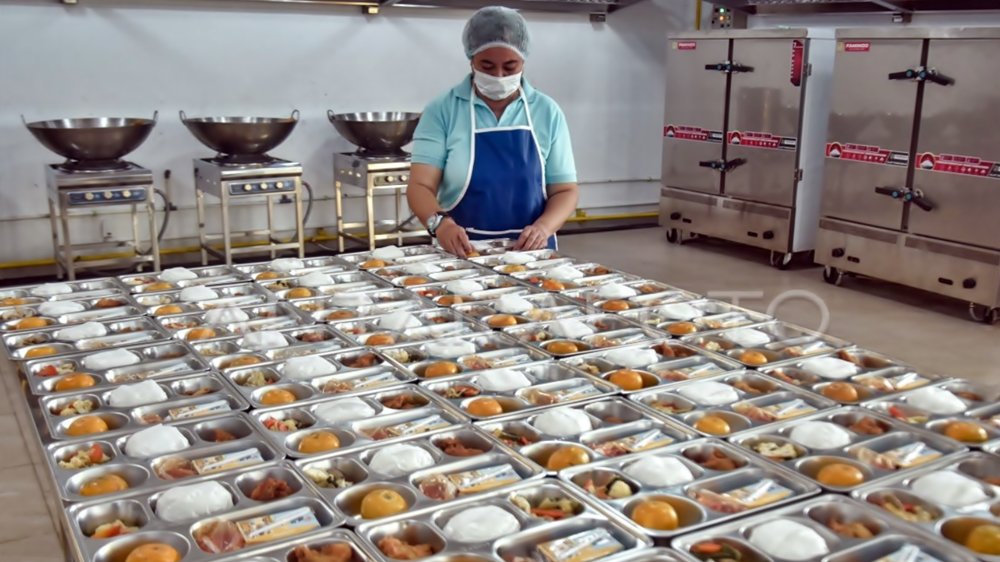 Petugas menyiapkan makanan program Makan Bergizi Gratis di dapur Satuan Pelayanan Pemenuhan Gizi (SPPG). BGN akan mengubah insentif pengelola yang sebelumnya disamaratakan Rp6 juta per hari menjadi berdasarkan jumlah porsi yang diproduksi. Foto: Ist