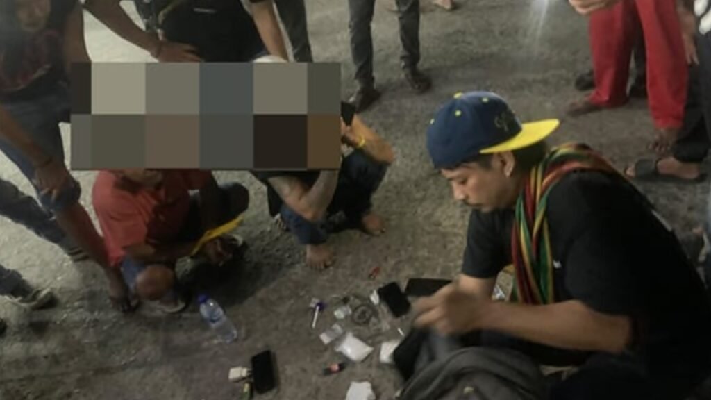 Petugas menggeledah barang bawaan dua pria yang diamankan di SPBU Amahami, Kota Bima, Minggu (27/9/2026) malam. Polisi menemukan sabu seberat bersih 149,76 gram dan barang yang diduga ekstasi. Foto: Dok. Polsek Rasanae Barat.