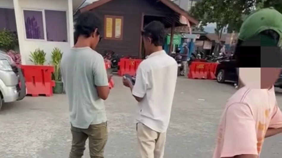 Kedua oknum pelaku intimidasi di bangsal bersama supir (tengah) dari hotel Uryah. (Foto hasil tangkapan layar)