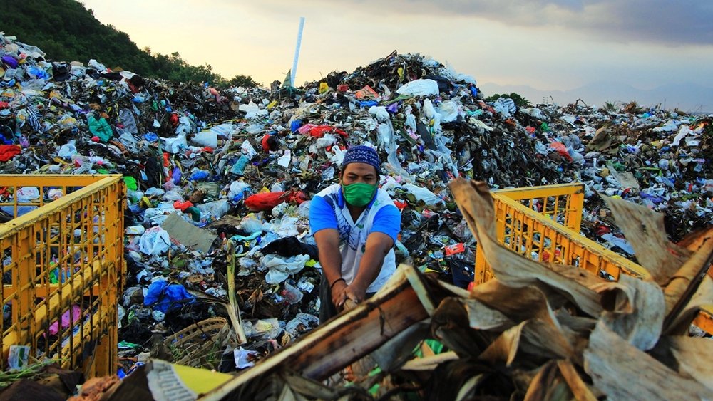 Seorang pekerja memilah sampah di tengah tumpukan yang menggunung di TPA Regional Kebon Kongok, Kabupaten Lombok Barat. Kapasitas yang semakin penuh membuat pembuangan sampah dari Kota Mataram kembali dibatasi. (Foto: Dokumentasi Pemprov NTB)