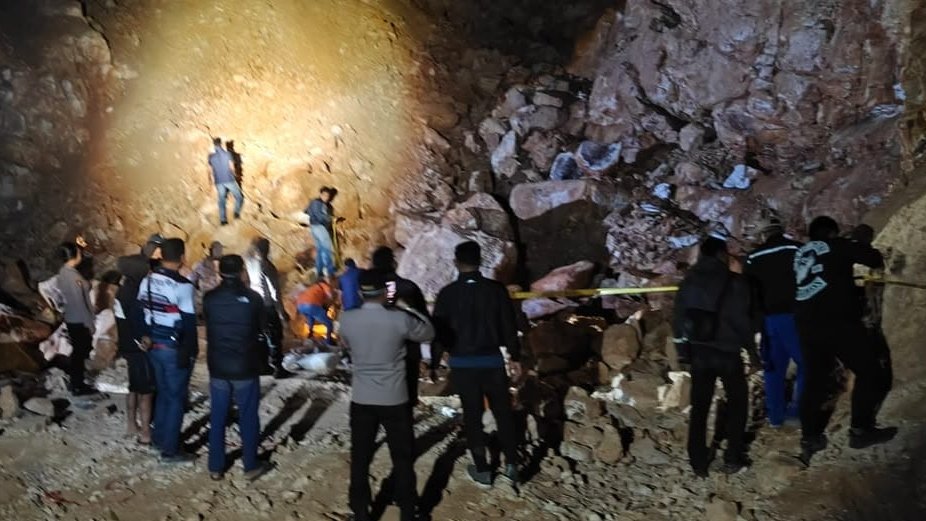 Polisi memasang garis polisi di lokasi longsor di kawasan tambang emas Lawang Tua, Desa Lantung, Kecamatan Lantung, Kabupaten Sumbawa, Sabtu malam (5/9/2026)