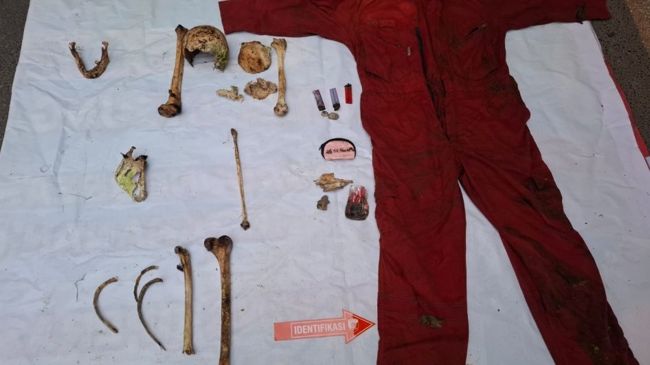 Sejumlah tulang yang diduga merupakan kerangka manusia bersama APD pekerja proyek berwarna merah dan sejumlah barang yang ditemukan di kawasan Hutan Lindung Bukit Argapura, Lingsar, Lombok Barat. Temuan tersebut kini dalam penyelidikan polisi untuk mengungkap identitas dan penyebab kematian. (Foto: Istimewa)