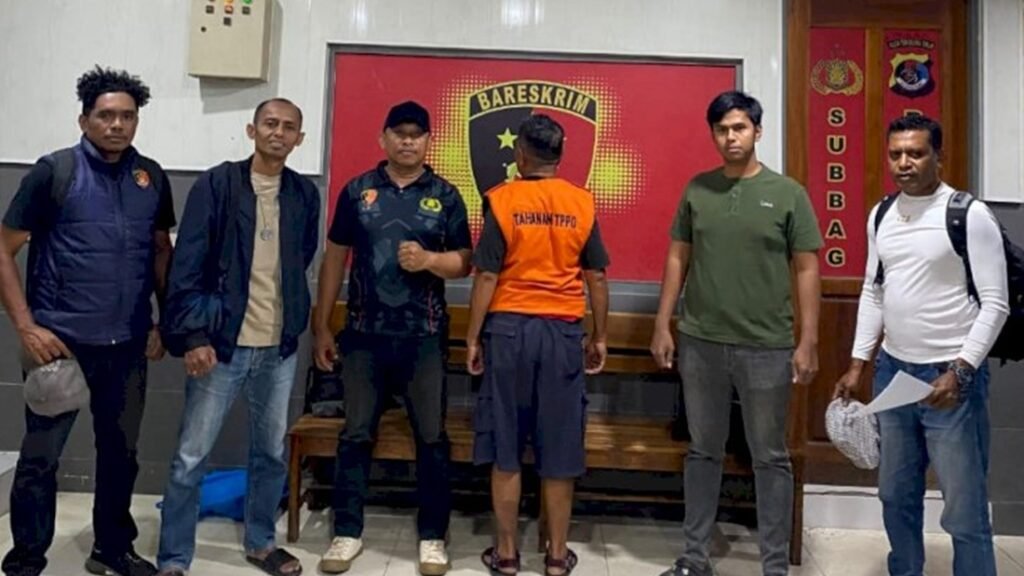 Tersangka DEL alias P (tengah) yang diduga menjadi pemandu perjalanan dua WNA asal India dan Sri Lanka menuju Australia saat diamankan penyidik Polda NTT. (Foto: Dok. Polda NTT)