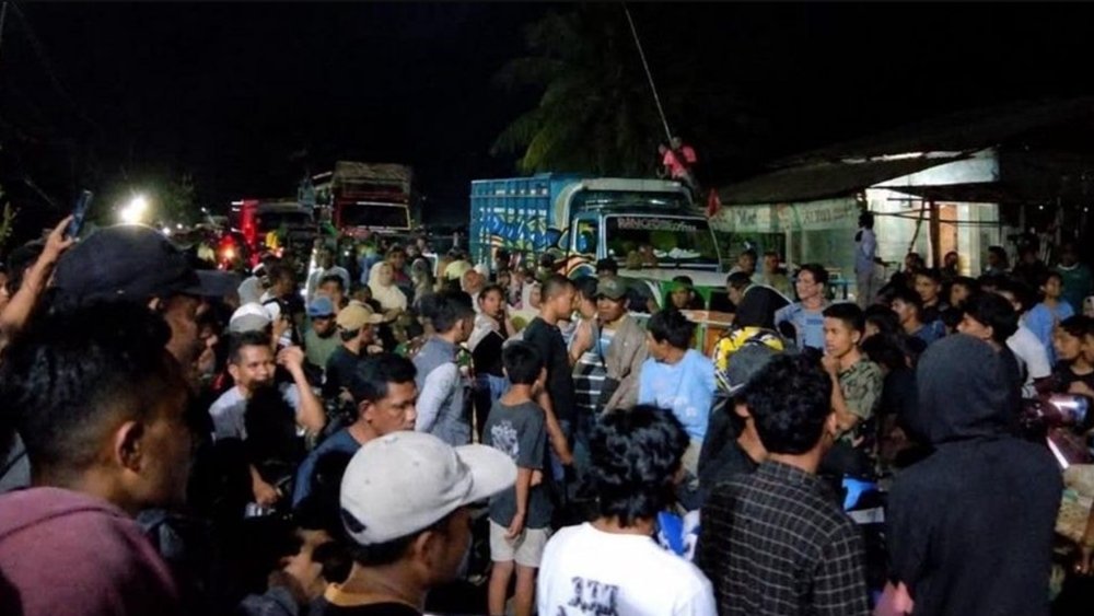 Warga memblokade jalan lintas Sumbawa–Bima di Desa Banggo, Kecamatan Manggelewa, Kabupaten Dompu, Minggu (20/9/2026) malam. Aksi tersebut melumpuhkan arus lalu lintas selama sekitar enam jam dan memicu antrean kendaraan hingga belasan kilometer. (Foto: Istimewa)