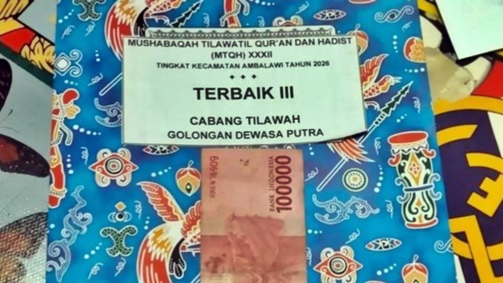 Hadiah Rp100 ribu yang diterima juara III cabang tilawah golongan dewasa putra pada MTQH XXXII tingkat Kecamatan Ambalawi, Kabupaten Bima, tahun 2026. Foto: Istimewa.
