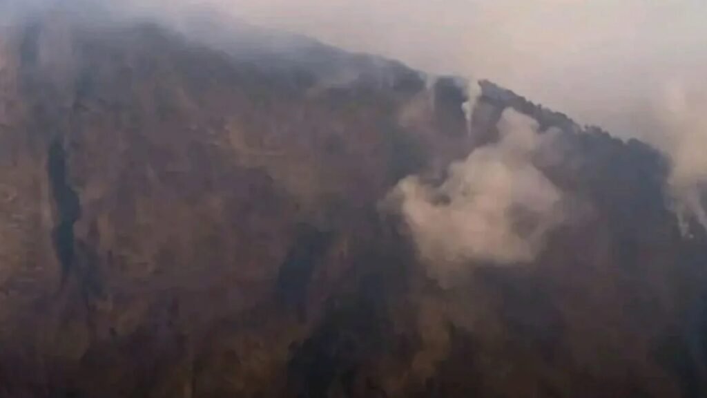 Kepulan asap terlihat dari lokasi kebakaran hutan dan lahan di Puncak Setampol, Resor Torean, kawasan Taman Nasional Gunung Rinjani, Rabu (23/9/2026). (Foto: tangkapan layar video)