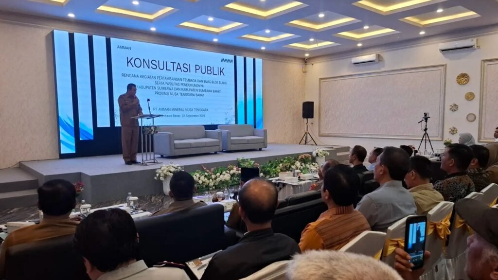 Bupati Sumbawa Syarafuddin Jarot menyampaikan sambutan dalam konsultasi publik penyusunan AMDAL Proyek Elang AMMAN di Sumbawa Besar, Selasa (22/9/2026). (Foto: dok. AMMAN)