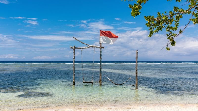Pemandangan pantai di kawasan Gili Trawangan, Lombok Utara. Tiga hotel dilaporkan menghentikan reservasi baru dan mulai mengembalikan pembayaran tamu karena pasokan air bersih belum kembali mengalir. (Foto: kicknews.today)