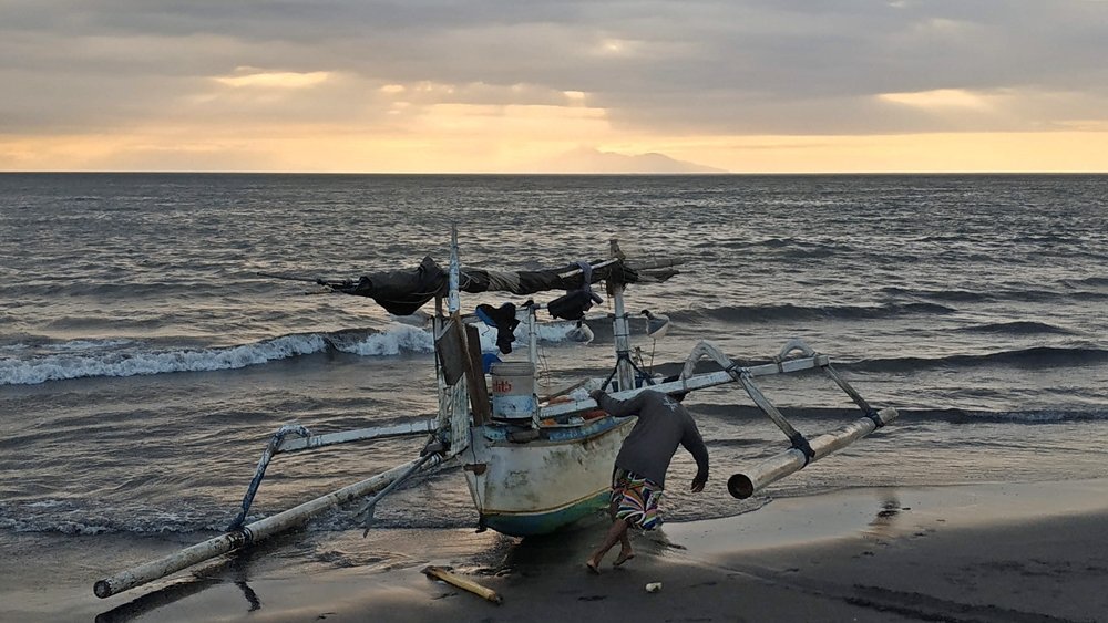 Nelayan beraktivitas di perairan Lombok. El Niño dapat mengubah suhu, arus, kesuburan perairan dan persebaran ikan, tetapi dampaknya terhadap hasil tangkapan berbeda menurut wilayah dan jenis ikan. (Foto: kicknews.today)