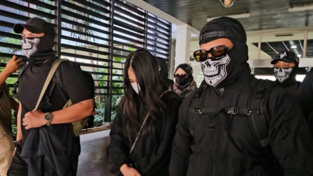 Seorang tersangka dalam perkara dugaan TPPU yang berkaitan dengan Koko Erwin digiring petugas Bareskrim Polri setelah ditangkap. (Foto: Tangkapan layar)