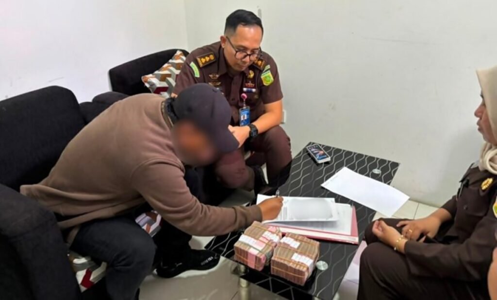 Seorang penerima menandatangani dokumen pengembalian uang sitaan perkara “dana siluman” DPRD NTB di Kejari Mataram, Senin (28/9/2026). Kejaksaan memproses pengembalian Rp2,2 miliar kepada 13 pihak setelah tiga terdakwa diputus bebas. (Foto: Istimewa)