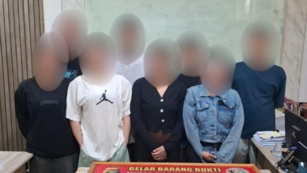 Sejumlah orang yang diamankan polisi dalam pengungkapan dugaan penyalahgunaan narkotika di dua room karaoke dan sebuah rumah kos di Kota Mataram, Kamis (17/9/2026). (Foto: Ist)