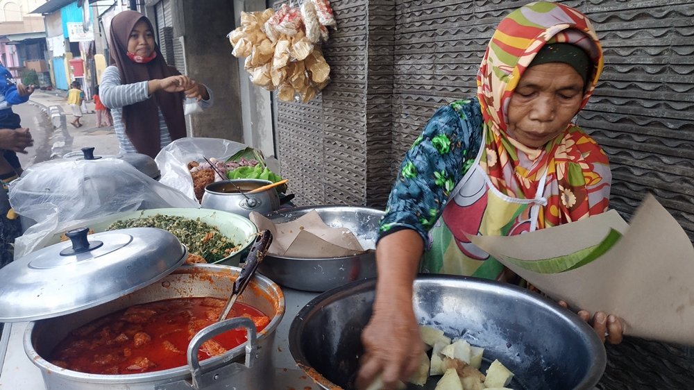 Pedagang makanan menyiapkan dagangan untuk pembeli. Di tengah pertumbuhan ekonomi NTB sebesar 10,42 persen pada semester I 2026, daya beli, pendapatan rumah tangga dan keberlangsungan usaha kecil menjadi salah satu ukuran apakah pertumbuhan benar-benar dirasakan masyarakat. Foto: Doc. KickNews.Today