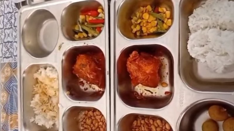 Tangkapan layar video menu Makan Bergizi Gratis (MBG) yang dibagikan kepada siswa di Repok Sintung Barat, Lombok Tengah. Seekor ulat hidup ditemukan pada sayur kacang panjang dalam salah satu ompreng. Foto: Tangkapan layar.