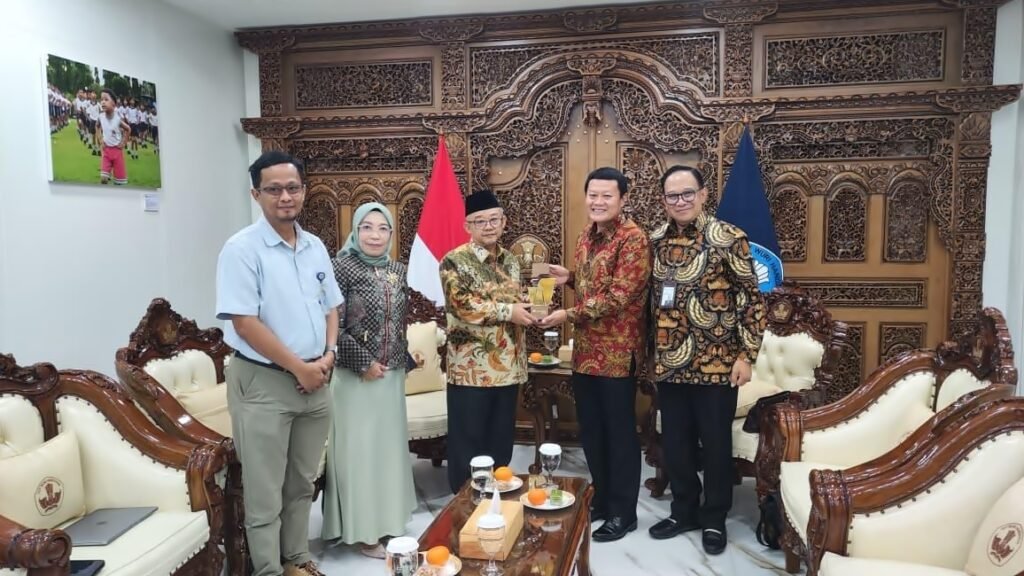 Audiensi jajaran Bank NTB Syariah dengan Mendikdasmen Abdul Mu’ti di Jakarta, Kamis (1/10/2026), membahas penguatan layanan keuangan bagi guru dan tenaga kependidikan di NTB. (Foto: Bank NTB Syariah)