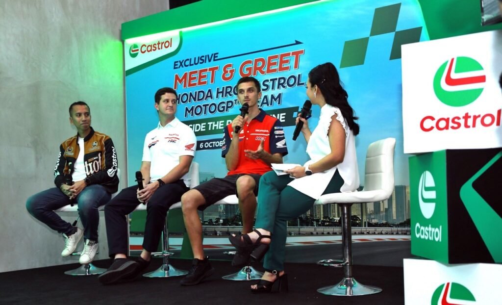 Luca Marini, Honda HRC Castrol MotoGP™ Team Rider; Harry Lloyd, Head of Marketing and Communications, Honda Racing Corporation (HRC); dan Amanda Parikesit, Head of Marketing Castrol Indonesia di sela diskusi yang digelar di acara Inside the Racing Line pada Selasa (6/10) di Alam Sutera.