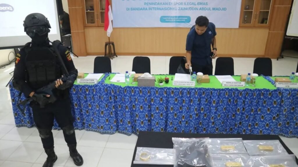 Konferensi Pers penyelundupan emas di Bandara Lombok