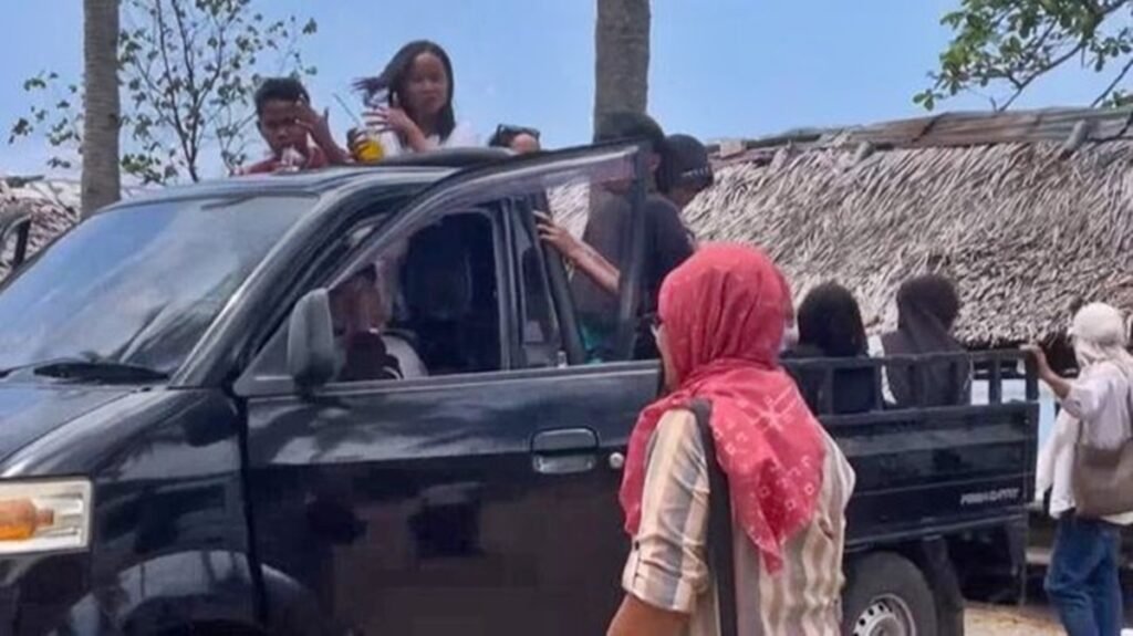 Rombongan wisatawan putar balik setelah diminta bayar Rp 150 ribu oleh pedagang Pantai Klui, NTB (Tangkapan layar video viral)