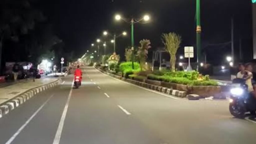 Suasana di Jalan Udayana Mataram pada malam hari
