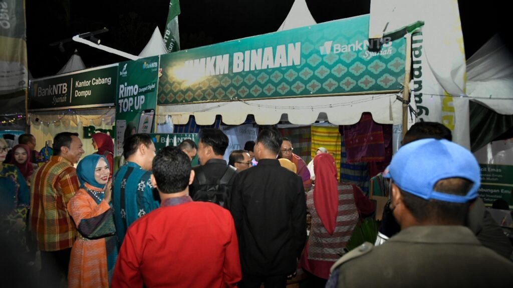 Suasana kunjungan ke stan UMKM binaan Bank NTB Syariah dalam rangkaian Bulan Inklusi Keuangan 2026 di Kabupaten Dompu, 23–25 Oktober 2026. (Foto: Dok. Bank NTB Syariah)