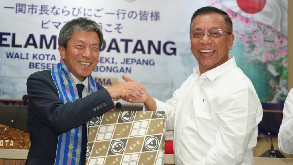 Wali Kota Bima H. A. Rahman (kanan) berjabat tangan dengan Wali Kota Ichinoseki, Jepang, Yoshihito Sato, saat pertemuan di Kota Bima, Senin (5/10/2026). Pertemuan tersebut membahas kerja sama ketenagakerjaan dan peluang pemuda Kota Bima bekerja di Jepang. (Foto: Dok. Pemkot Bima)
