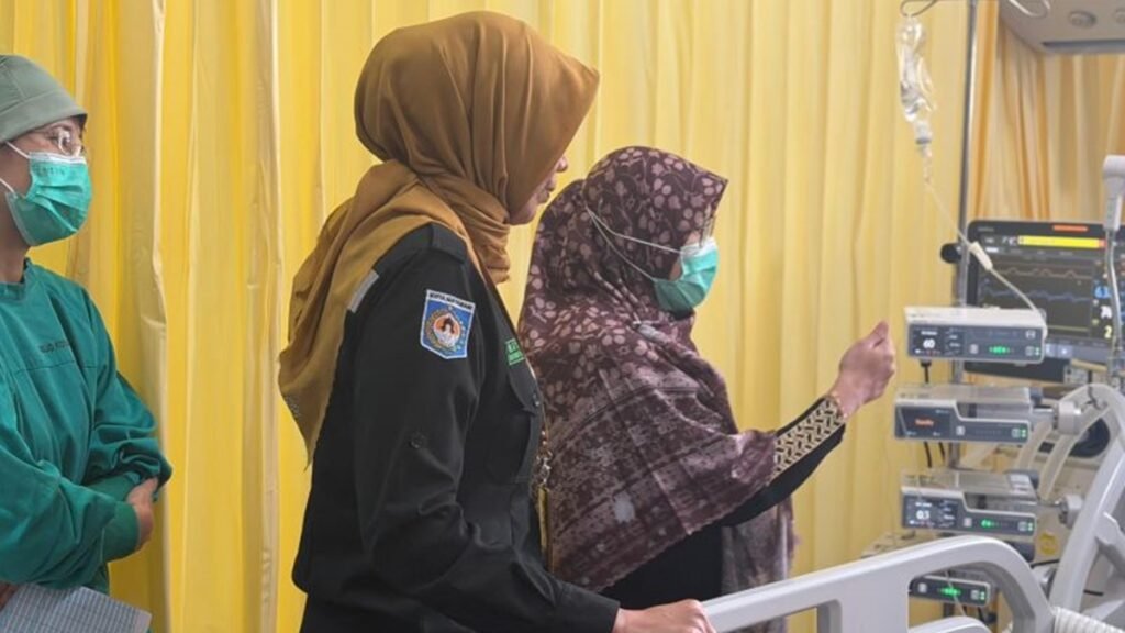 Direktur RSUD Kota Mataram dr. NK Eka Nurhayati (jilbab kuning) saat mendampingi Wali Kota Mataram Mohan Roliskana bersama istri menjenguk korban kekerasan diduga dilakukan kelompok geng motor, sebelum dinyatakan meninggal dunia pukul 14.58 Wita, Selasa (27/10/2026), di ruang ICU RSUD Mataram.