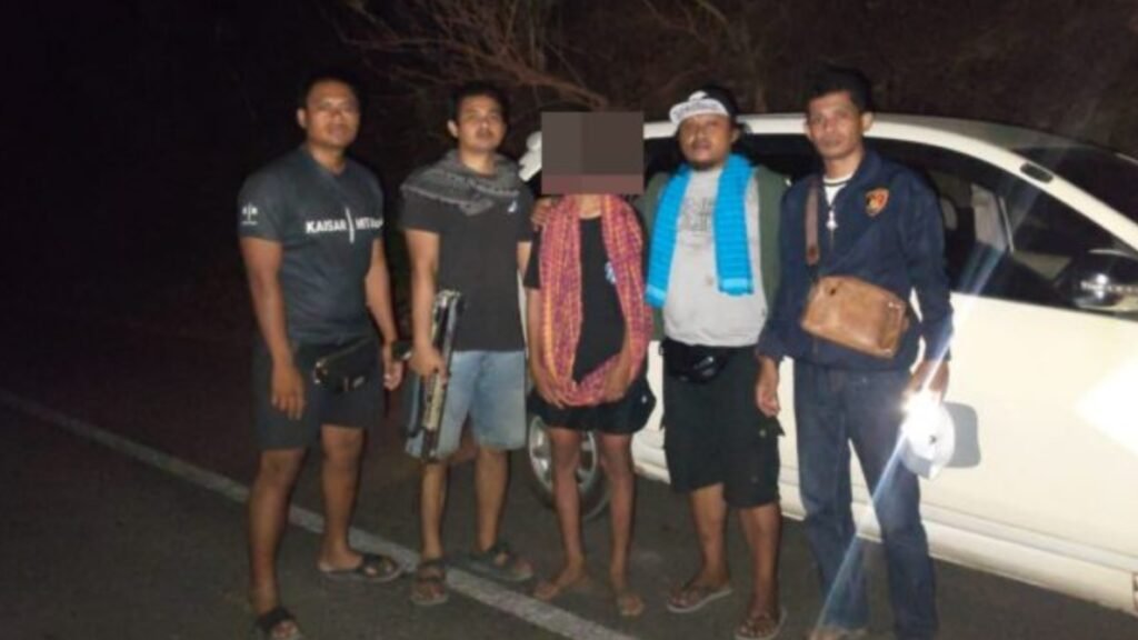 Polisi mengamankan salah seorang terduga pelaku penganiayaan di Desa Dumu, Kecamatan Langgudu, Kabupaten Bima, yang menewaskan seorang pemuda dan melukai satu orang lainnya. (Foto: Dok. Polres Bima Kota)