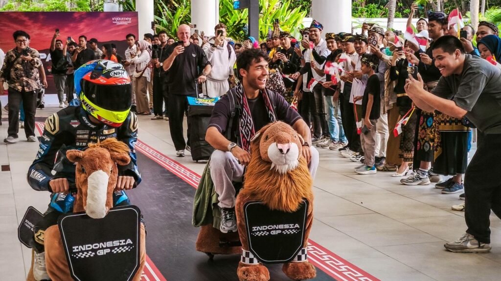 Suasana penyambutan pembalap MotoGP di Bandara Internasional Lombok, Senin (5/10/2026). Rombongan disambut warga berpakaian adat dan wahana kendaraan mainan berbentuk hewan menjelang MotoGP Mandalika 2026.