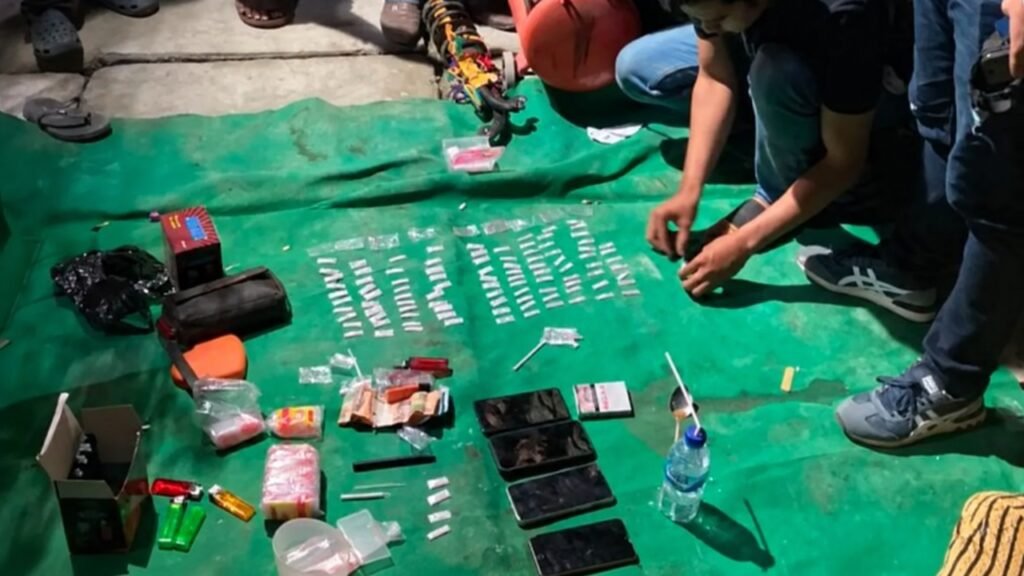 Petugas mengumpulkan barang bukti berupa paket diduga sabu dan perlengkapan lainnya saat penggerebekan di Desa Dete, Kecamatan Lape, Kabupaten Sumbawa, Minggu (11/10/2026) dini hari. (Foto: Dok. BNNP NTB)