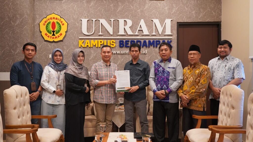 Perwakilan Bank NTB Syariah dan Universitas Mataram berfoto bersama dalam kegiatan Program Beasiswa Most Loyal Customer yang mengalokasikan Rp111,6 juta untuk 15 mahasiswa Unram. (Foto: Bank NTB Syariah)