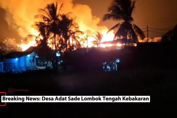 Kobaran api terlihat membesar di kawasan Desa Adat Sade, Desa Rembitan, Kecamatan Pujut, Lombok Tengah, Sabtu malam (22/8/2026). Hingga berita diterbitkan, jumlah bangunan terdampak, korban, dan penyebab kebakaran masih dalam proses konfirmasi