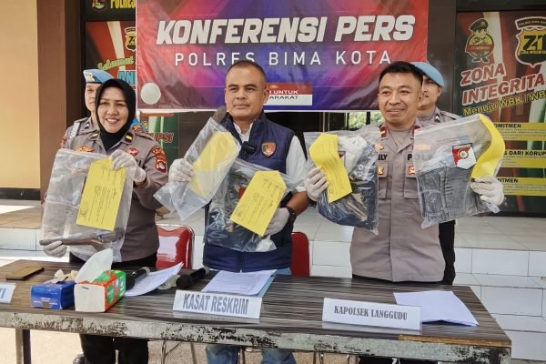 Konferensi pers kasus pembunuhan di Langgudu Kabupaten Bima di Polres Bima Kota.