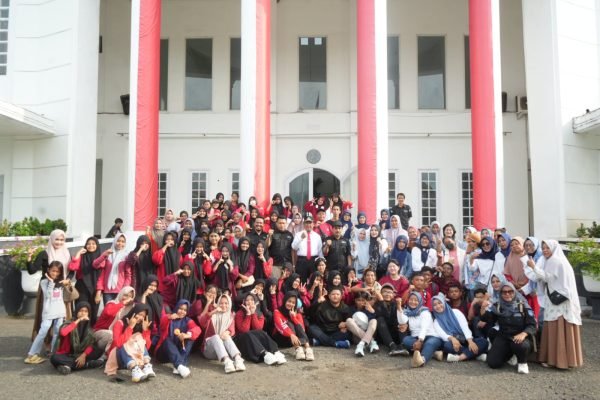 PJ Wali Kota Bima melepas peserta drumband SMPN 2 Kota Bima mengikuti lomba tingkat provinsi NTB.