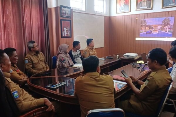 Sekda Kota Bima, Drs. H. Muhtar Landa, memimpin langsung rapat koordinasi terkait Pemaparan Progres Pembangunan Rumah Sakit Umum Daerah (RSUD) Kota Bima, Selasa (15/4/2025).