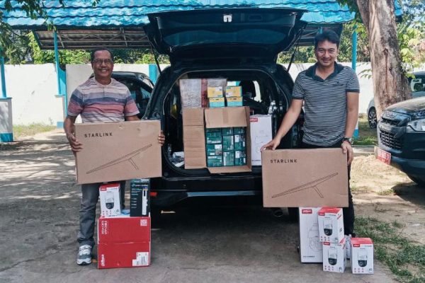 Kadis Kominfo Kota Bima menunjukkan starlink.