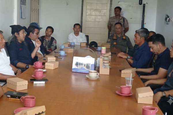 LUCW saat hearing bersama Perusahaan Umum Daerah (Perumda) Air Minum Amerta Dayan Gunung. (Foto. kicknews.today/Anggi)