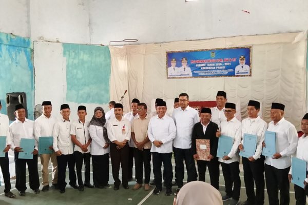 Wali Kota Bima H A Rahman foto bersama Ketua LPM, Ketua RT, Ketua RW Kelurahan Panggi terpilih usai pelantikan di Kantor Kelurahan Panggi.