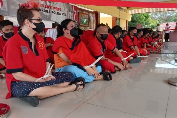 Para tersangka pengguna dan pengedar Narkoba saat konferensi pers di Tribun Bhara Daksa Polda NTB, Rabu (18/09/2024). foto Anggi/kicknews.today