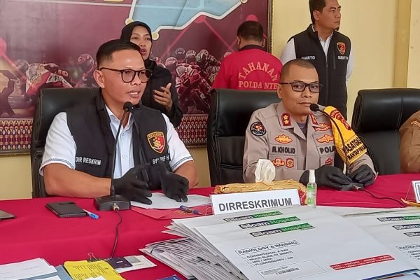 Dirreskrimum Polda NTB Kombes Pol Syarif Hidayat didampingi Kabid Humas Polda NTB AKBP Mohammad Kholid saat Konferensi Pers TPPO di Command Center Polda NTB, Senin (11/11). (Poto kicknews.today/Anggi)