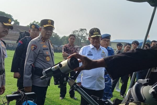 Kapolda NTB Irjen Pol Hadi Gunawan bersama Pj Gubernur NTB Hassanudin saat mengecek kesiapan personel pengamanan Pilkada 2024. (Poto kiclnews.today/Anggi)