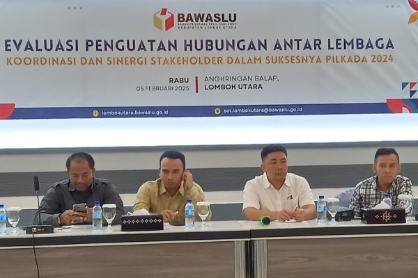 Peserta Kegiatan, Kasat Intel Polres Lombok Utara, Ketua Bawaslu KLU, Sekda KLU dan Ketua KPU KLU. (Foto kicknews.today/Anggi)