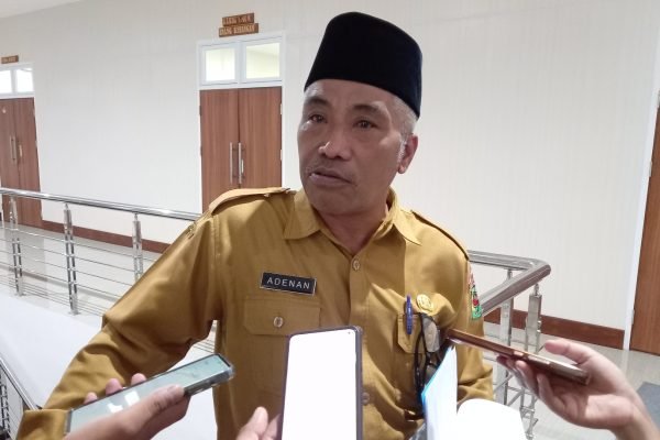 Kepala Dinas Pendidikan, Pemuda, dan Olahraga (Dikpora) KLU, Adenan. (Foto kicknews.today/Anggi)